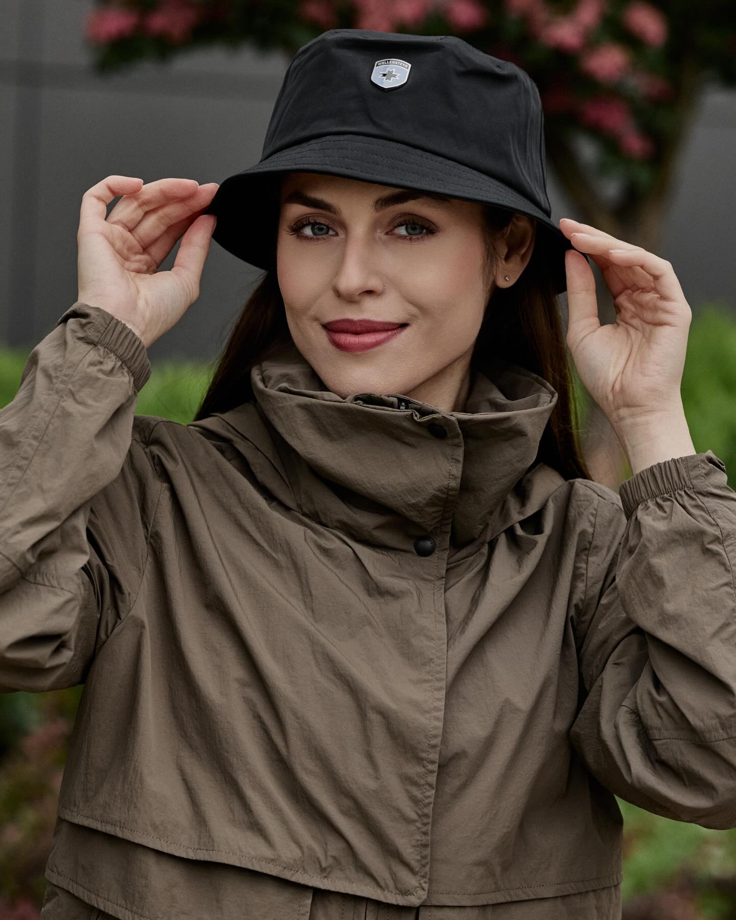 Újdonság a Wellensteyn kínálatában: bucket hat.🧢✨ Prémium minőségű, víz- és szélálló anyagból készült, modern megjelenést és kényelmes viseletet biztosít. #wellensteyn #wellensteynhungary #divat #ruha #outfit #fashion #wellensteynkabát #tavaszikabát #átmenetikabát #mellény #womensfashion #mensfashion #springfashion #buckethat