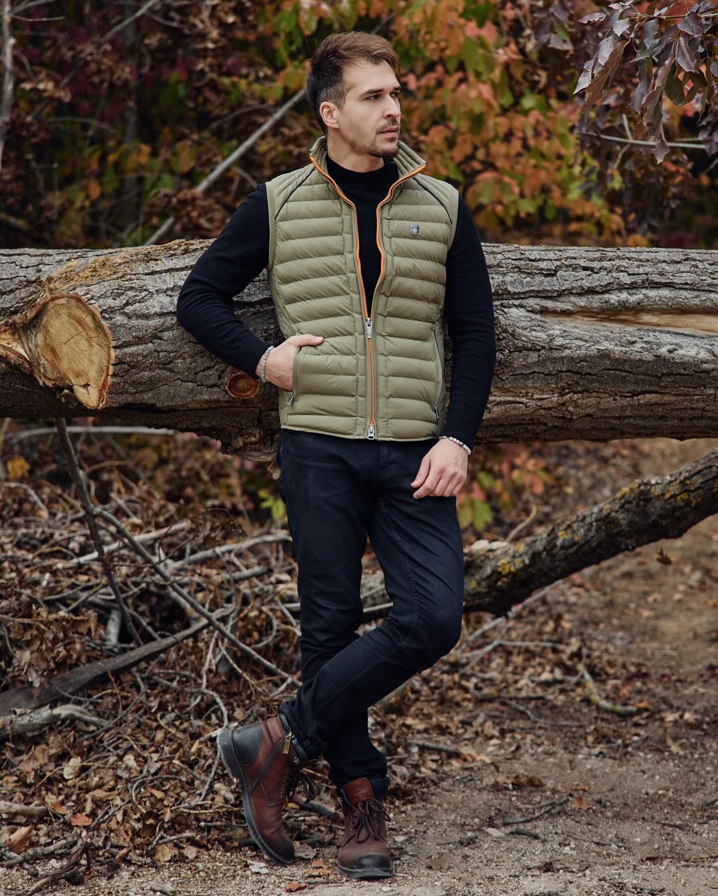 High-tech anyag, könnyű viselet, prémium megjelenés. 👉 Egy mellény, ami lépést tart veled, akár városban, akár terepen. #wellensteyn #wellensteynhungary #divat #ruha #outfit #fashion #wellensteynpulóver #pulóver #womensfashion #mensfashion #newseason #newcollection #újkollekció #autumnfashion