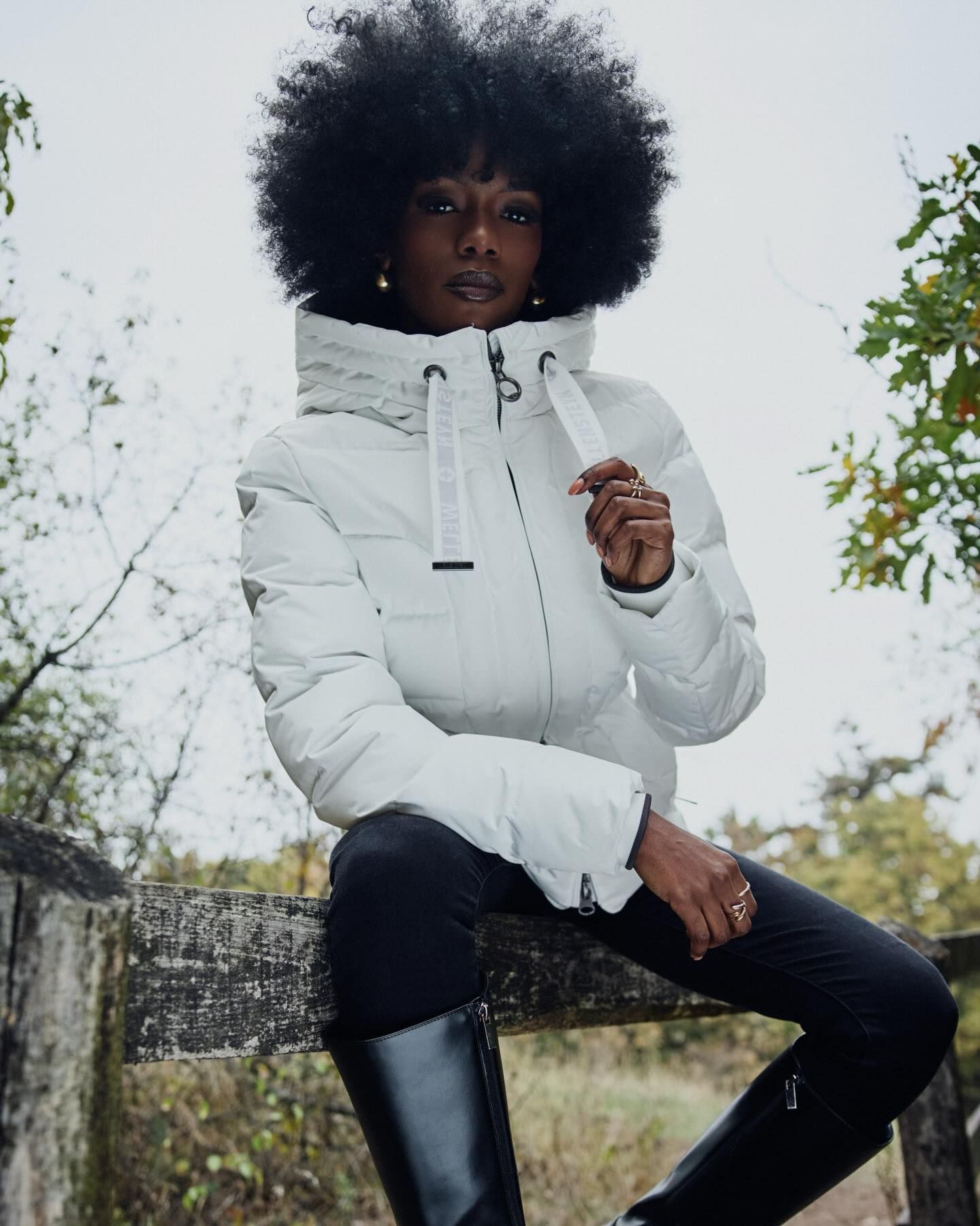 Tökéletes állapot, szezonról szezonra Tisztítsd kedvenc darabjaidat körültekintően otthon, hogy hosszútávon megőrizzék formájukat, színüket és funkcionalitásukat.🫧 Fontos tudnivalók: -Mosd kifordítva, kímélő programon, 30°C-on -Ne használj öblítőt, mosókapszulát vagy fehérítőt -A műszőrme kiegészítőket mindig vedd le és kézzel mosd -Szárítógépet ne használj -Szellős helyen, fekvő helyzetben szárítsd -Élénk színekhez használj színfogó kendőt #wellensteyn #wellensteynhungary #divat #ruha #outfit #fashion #womensfashion #mensfashion #newseason #newcollection #újkollekció #winterfashion #tisztítás