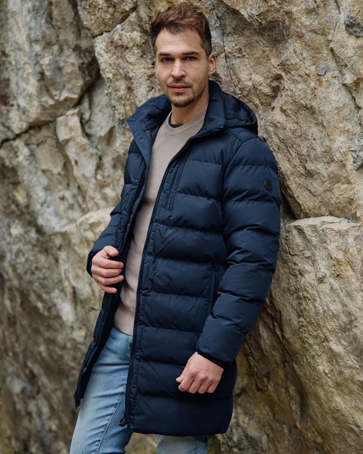 A Blackjack Men a férfi kollekció egyik legsokoldalúbb darabja. Letisztult, sportosan elegáns megjelenés, könnyű viselet és megbízható melegség – mindez három különböző hosszban: Short, Medium és Long. A széles színválaszték és az eltérő technikai anyaghasználat lehetővé teszi, hogy mindenki megtalálja a saját stílusához illő változatot.